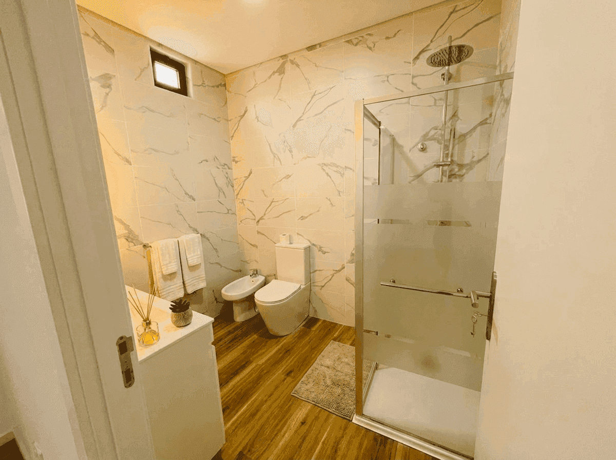 Casa de banho por decorar transformada em casa de banho com toalhas e acessórios — depois